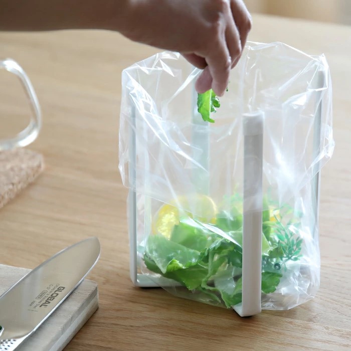 『ポリ袋エコホルダー』に野菜くずを入れる