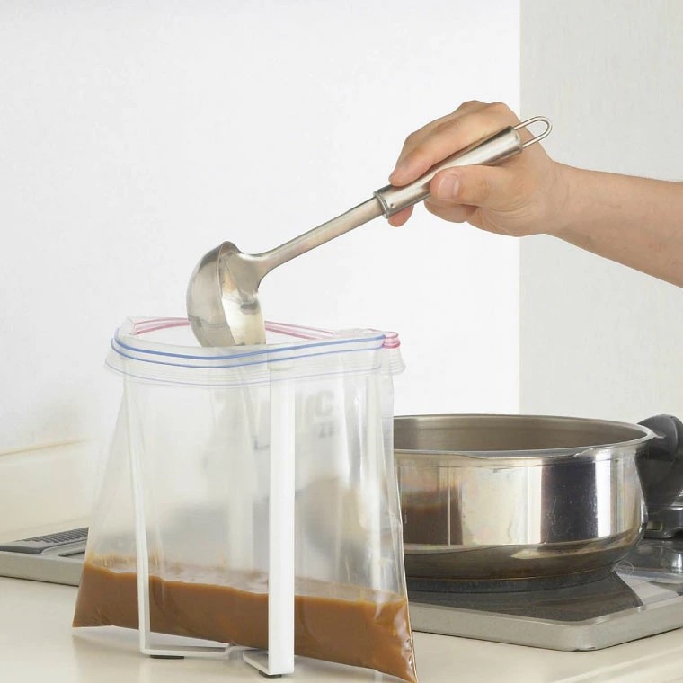 三角コーナーの代わりにポリ袋で簡単ゴミ箱・コップや水筒の水切りにもなる『ポリ袋エコホルダー』